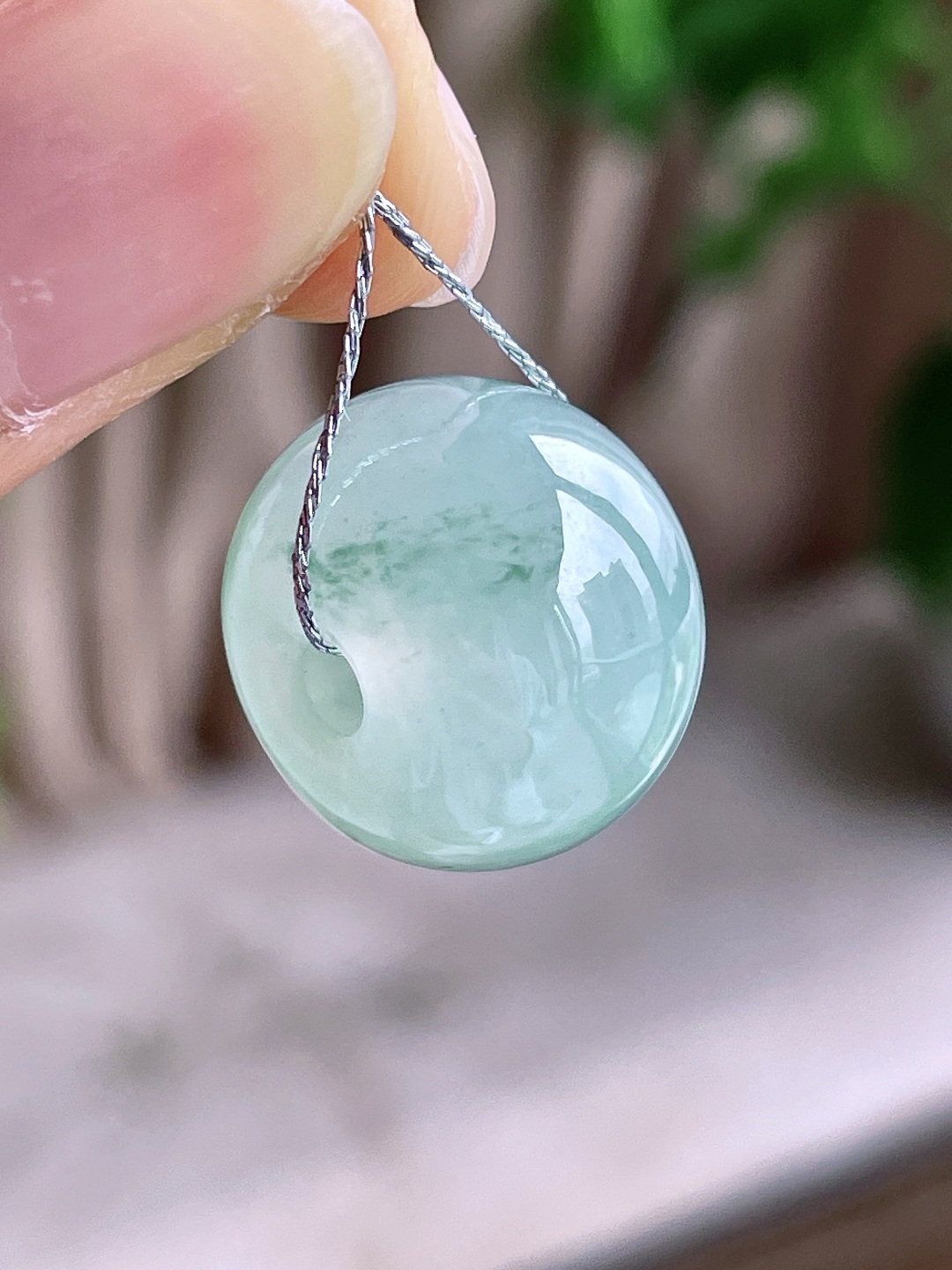 【珠子】冰种飘花路路通吊坠 【说明】缅甸 性比高 【尺寸】17-12.7mm 【重量】8克