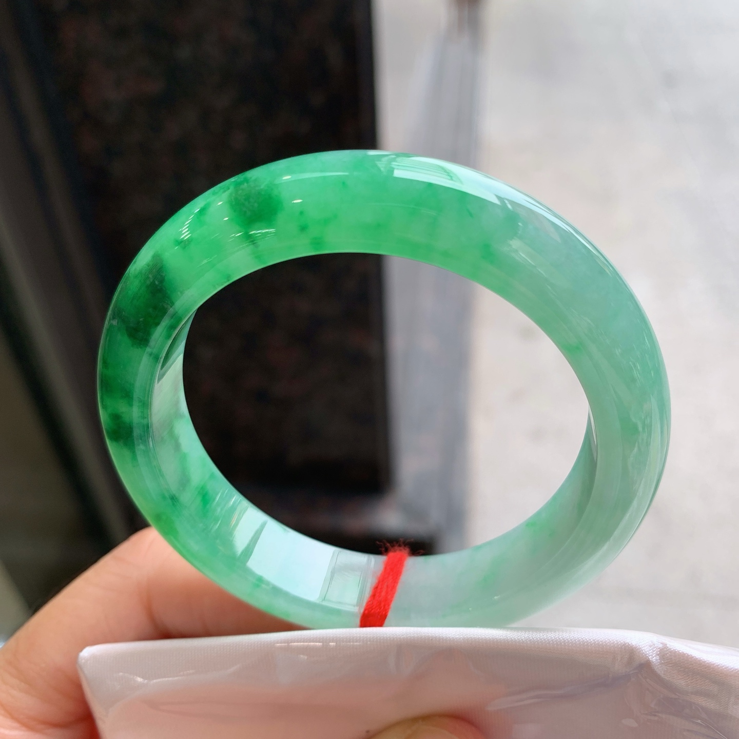 正圈飘绿 无裂 尺寸：53/12/8.6 色辣
