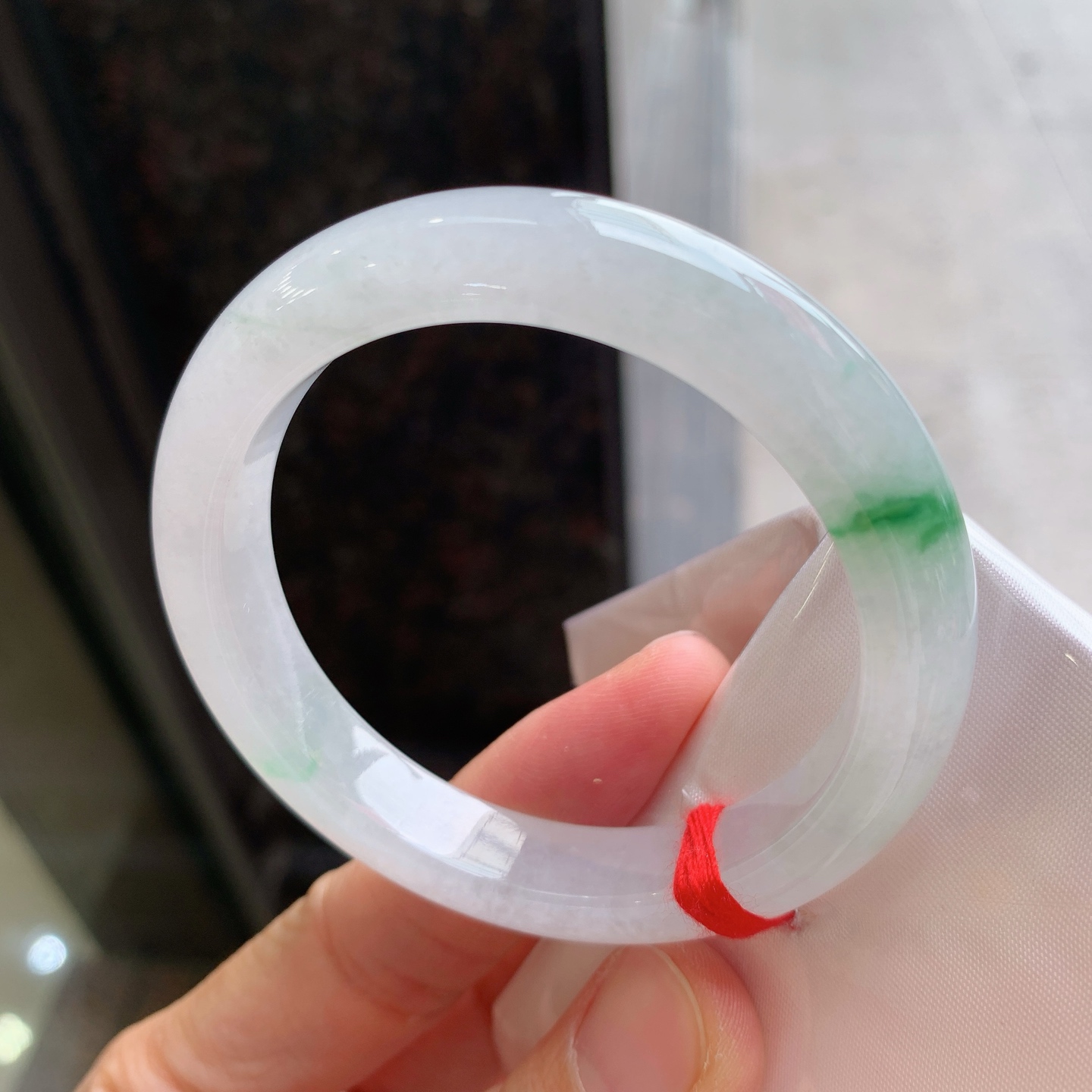 正圈飘绿 无裂 尺寸：52/10.6/8.1 细腻