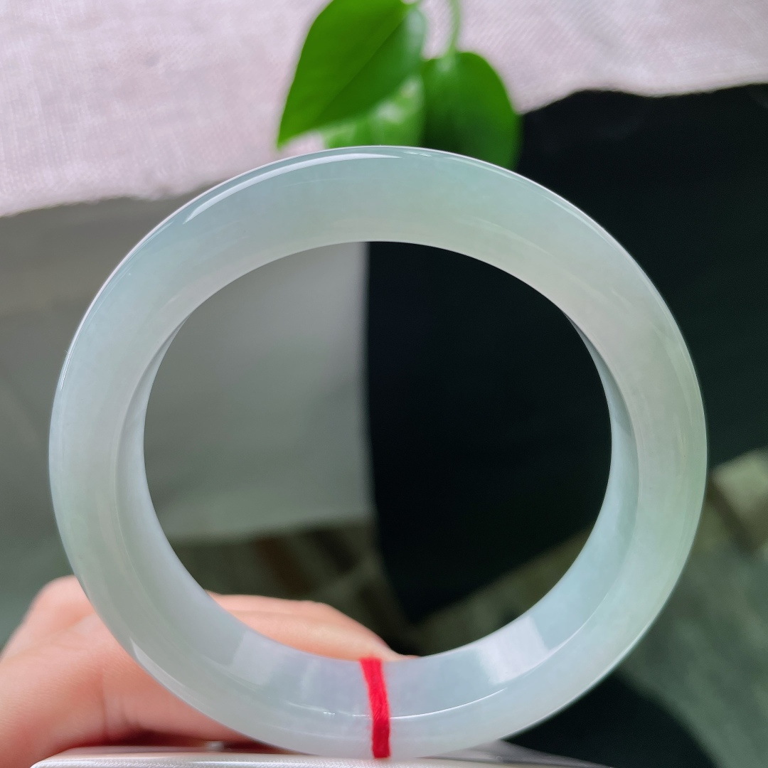 55.2/12.1/8.7，绿底正圈，一点皮纹，冰透底色自带柔光，质感顺滑细腻，镯型圆润饱满，佩戴衬肤，尽显温婉东方韵味。ss58713a