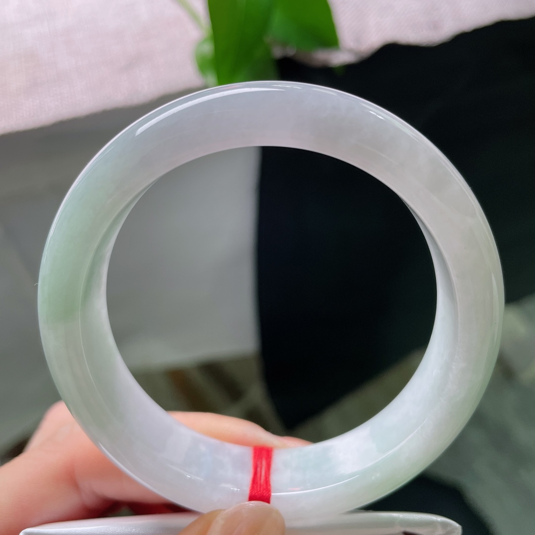 56.3/14.2/8.3，飘绿正圈，一点皮纹，丝丝绿意自然晕开如烟似雾，尽显玉石原生灵动韵味。ss59180a