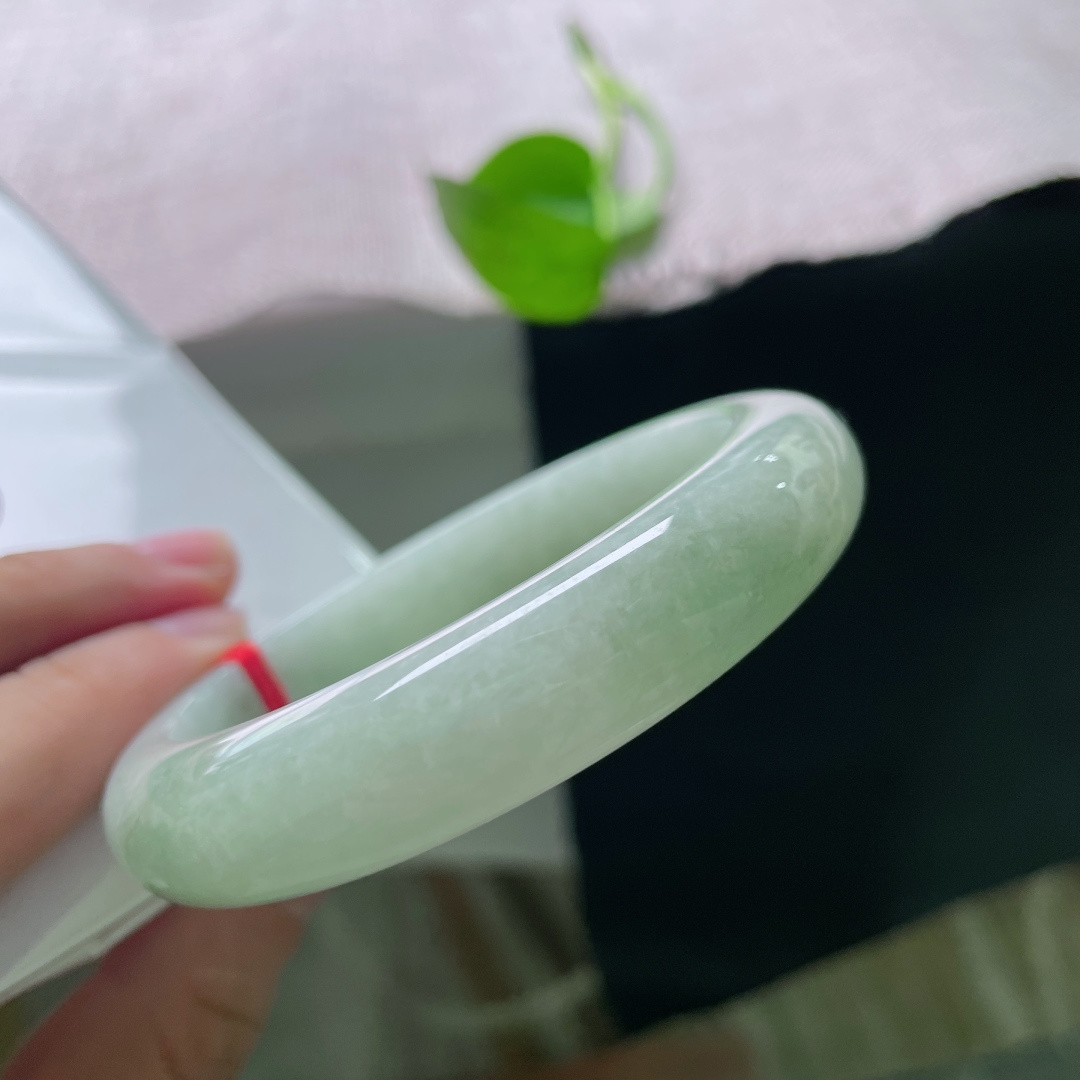58.8/13.3/9.3，绿底正圈，通体淡青雾感底色，下端晕染一片柔和翠色，玉质温润细腻，端庄耐看，日常佩戴衬肤显温柔。皮纹，ss53208a