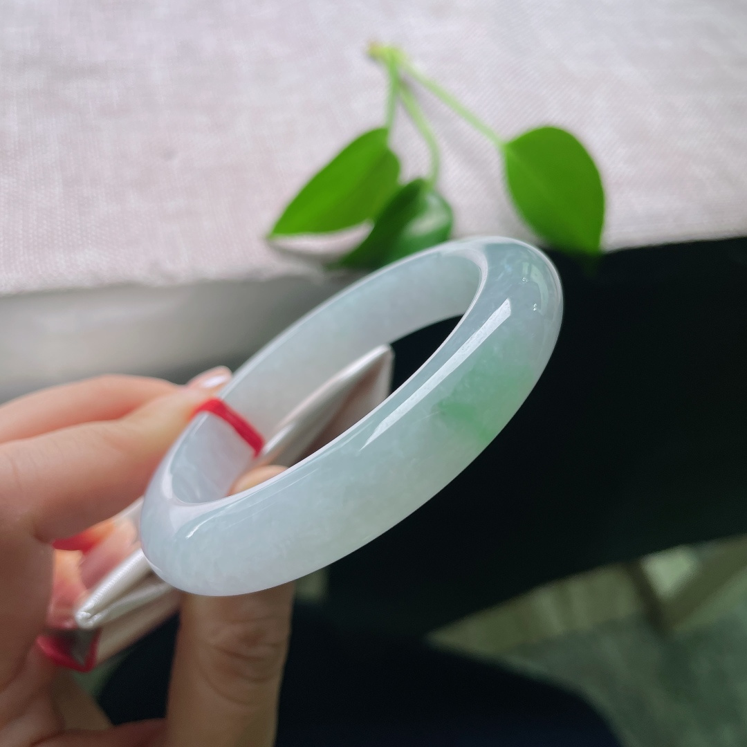 53.6/12.1/8.6，飘花正圈，晶体线，底子清润柔和，片片绿花随性晕染，如青山落于腕间，意境唯美。ss58844a