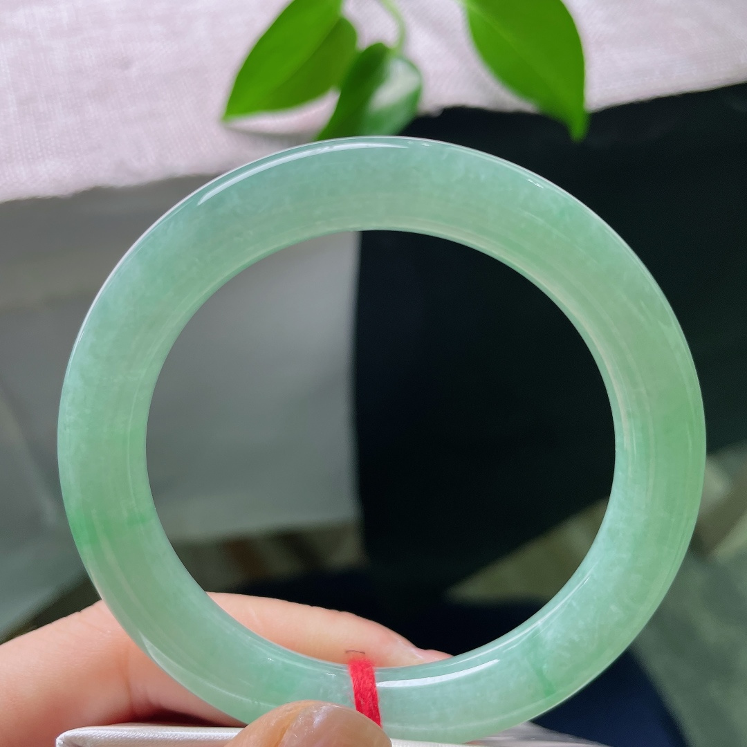 55.6/9.5，绿底圆条，无裂 玉质细腻莹润，整圈色泽均匀清新，水光流淌，自带春日气息。ss58858a