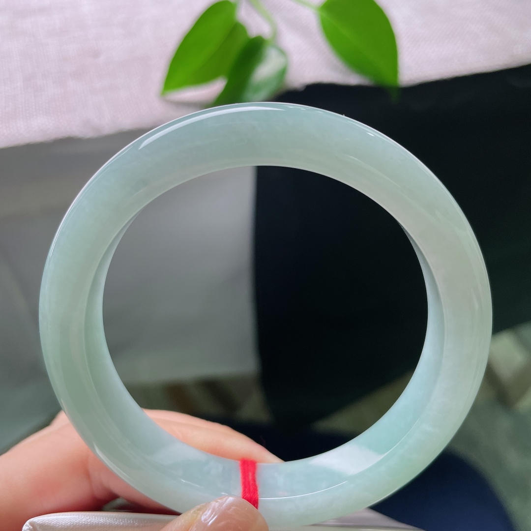 59/11.7/9.4，蓝底正圈，无裂，玉中藏蓝，蓝中生韵，举手抬足，腕间一圈幽蓝轻轻晃动，褪去俗世喧嚣，自带一份安宁沉静的气场。ss58865a