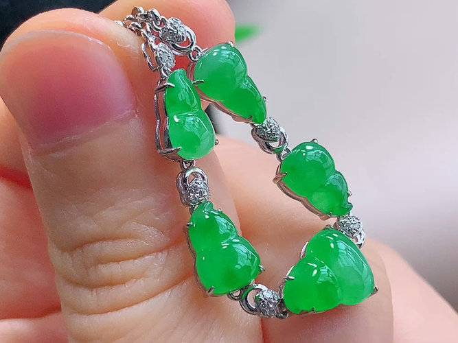 ️ 18K金伴钻葫芦手链，尺寸取一9.3-7.7-3.3mm，包A附证书