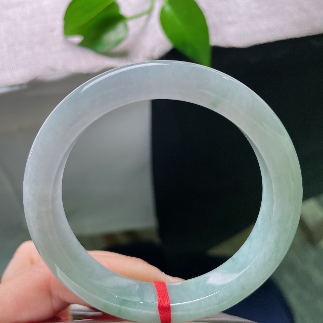 59.1/12.2/9.2，绿底正圈，无裂，冰底清透温润，翠色缓缓铺开，天然分界，一镯藏山河诗意。ss58804a
