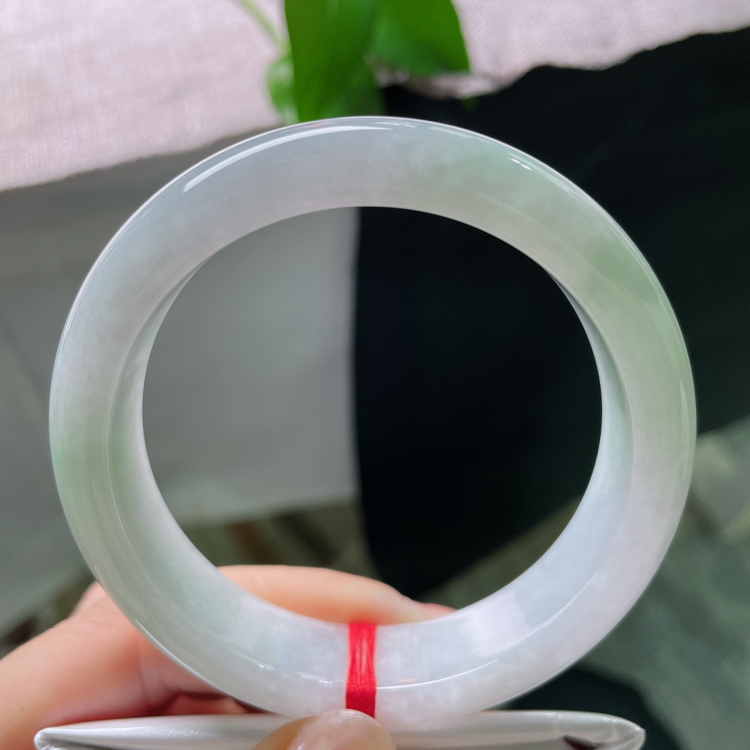 56.3/14.2/8.3，飘绿正圈，一点皮纹，丝丝绿意自然晕开如烟似雾，尽显玉石原生灵动韵味。ss59180a