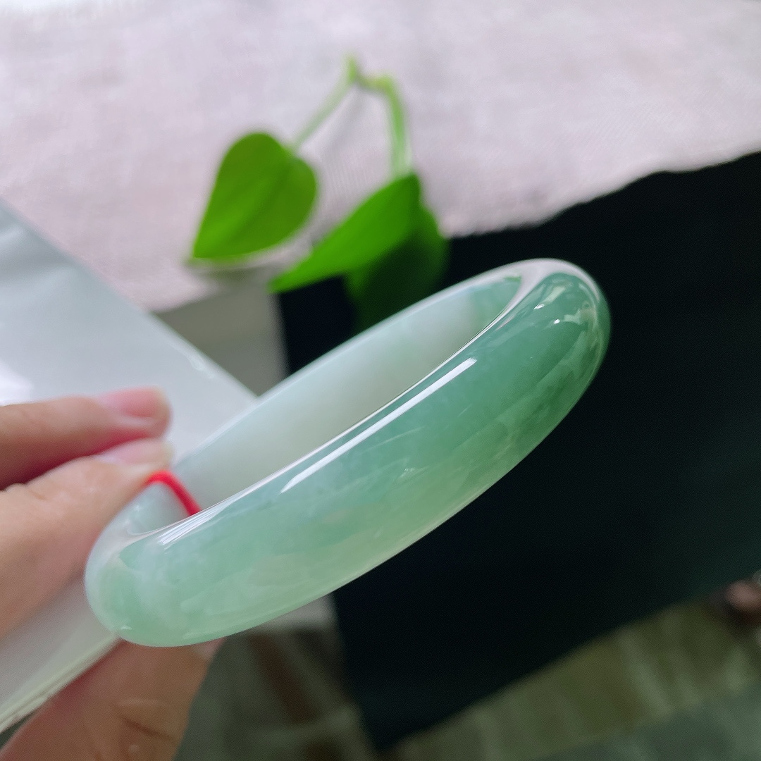 56.8/12.2/8.2，油青正圈，无裂，深绿部分沉静浓郁，浅底干净清透，一浓一淡相互映衬，如同山河湖海凝于腕间。ss57859a