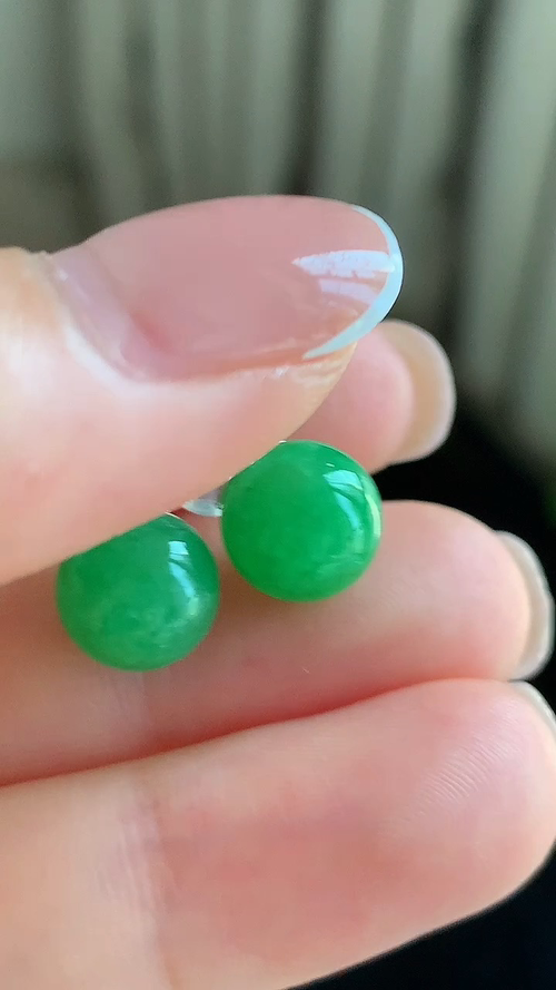 天然翡翠，冰阳绿珠耳钉18k金 尺寸8.7 li910