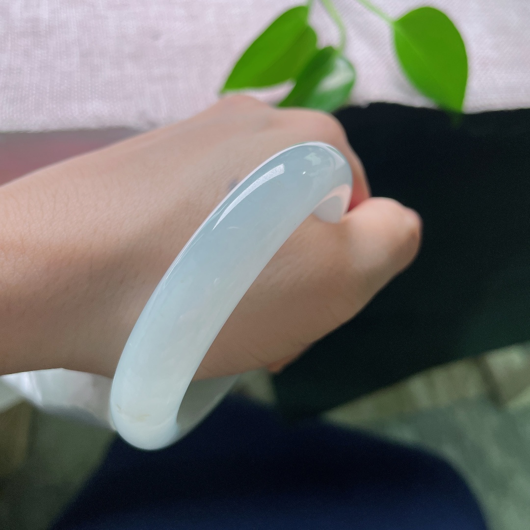 54.8/12/8.0，蓝底正圈，无裂，玉质冰润细腻，金斑似落霞繁星，天然洒金，腕间藏浪漫光景。ss58827a