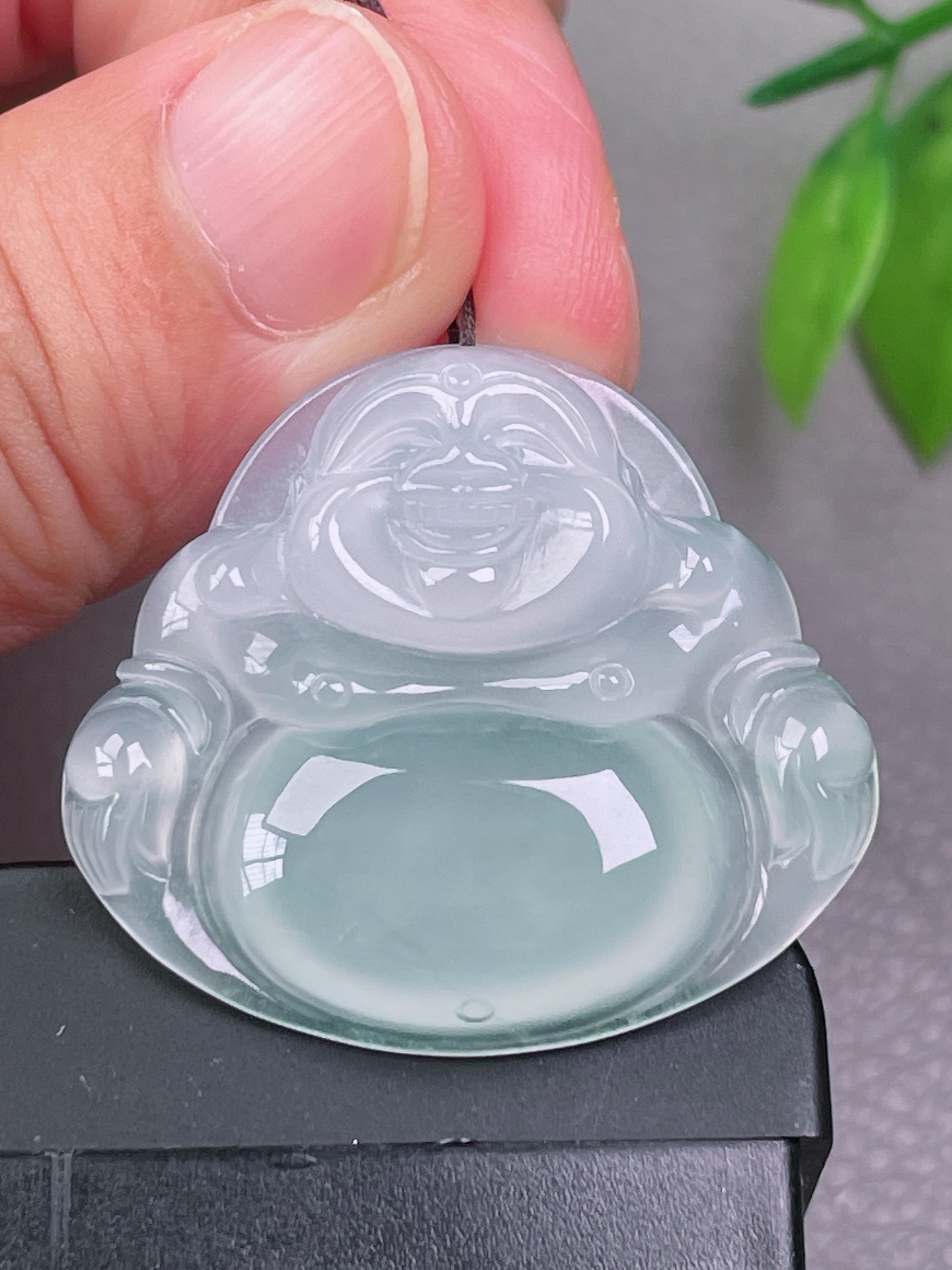 冰种佛公，无裂，冰透水润，油洁干净，起荧光，尺寸：31-34.9-5.9