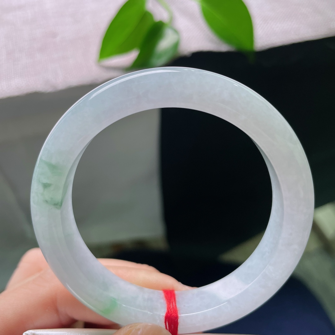 53.6/12.1/8.6，飘花正圈，晶体线，底子清润柔和，片片绿花随性晕染，如青山落于腕间，意境唯美。ss58844a