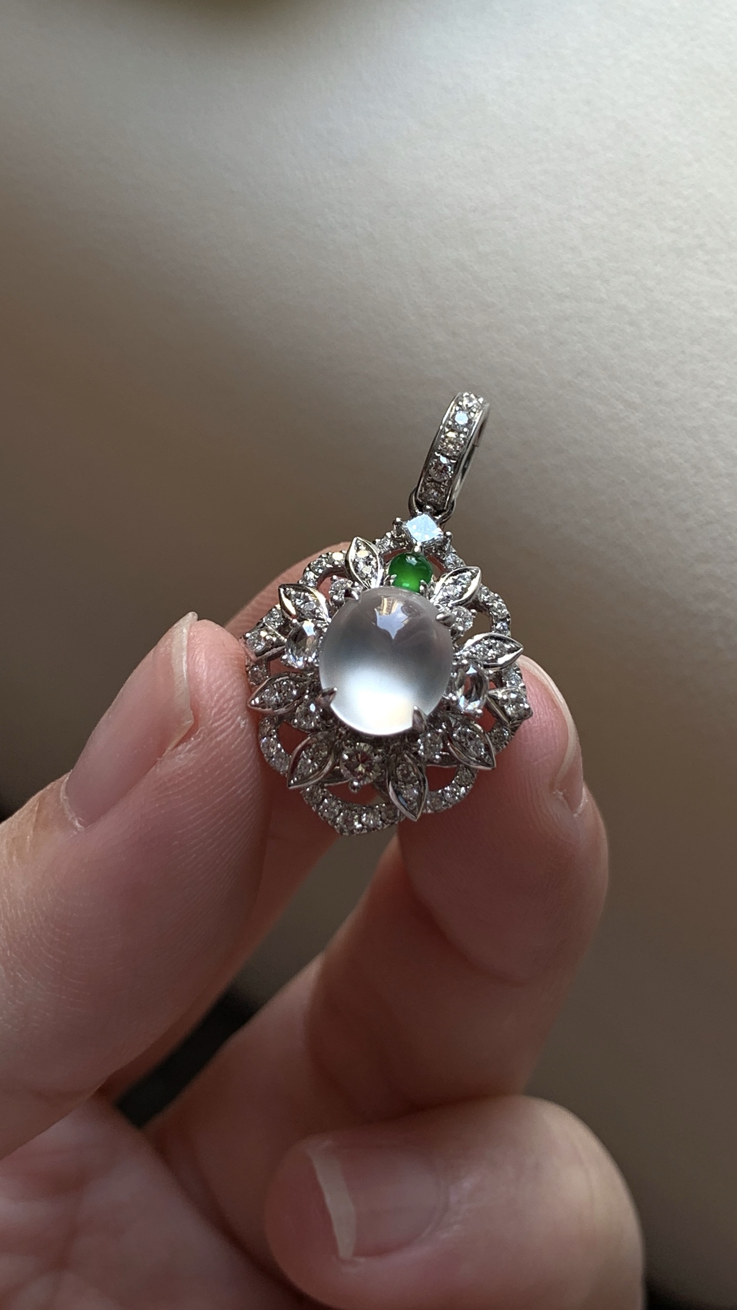 ️ 【18k金镶嵌蛋面吊坠】冰润水透，种老细腻起荧 尺寸：成品；25.7*16.3*11，裸石：7.8*7*2.5,a17916