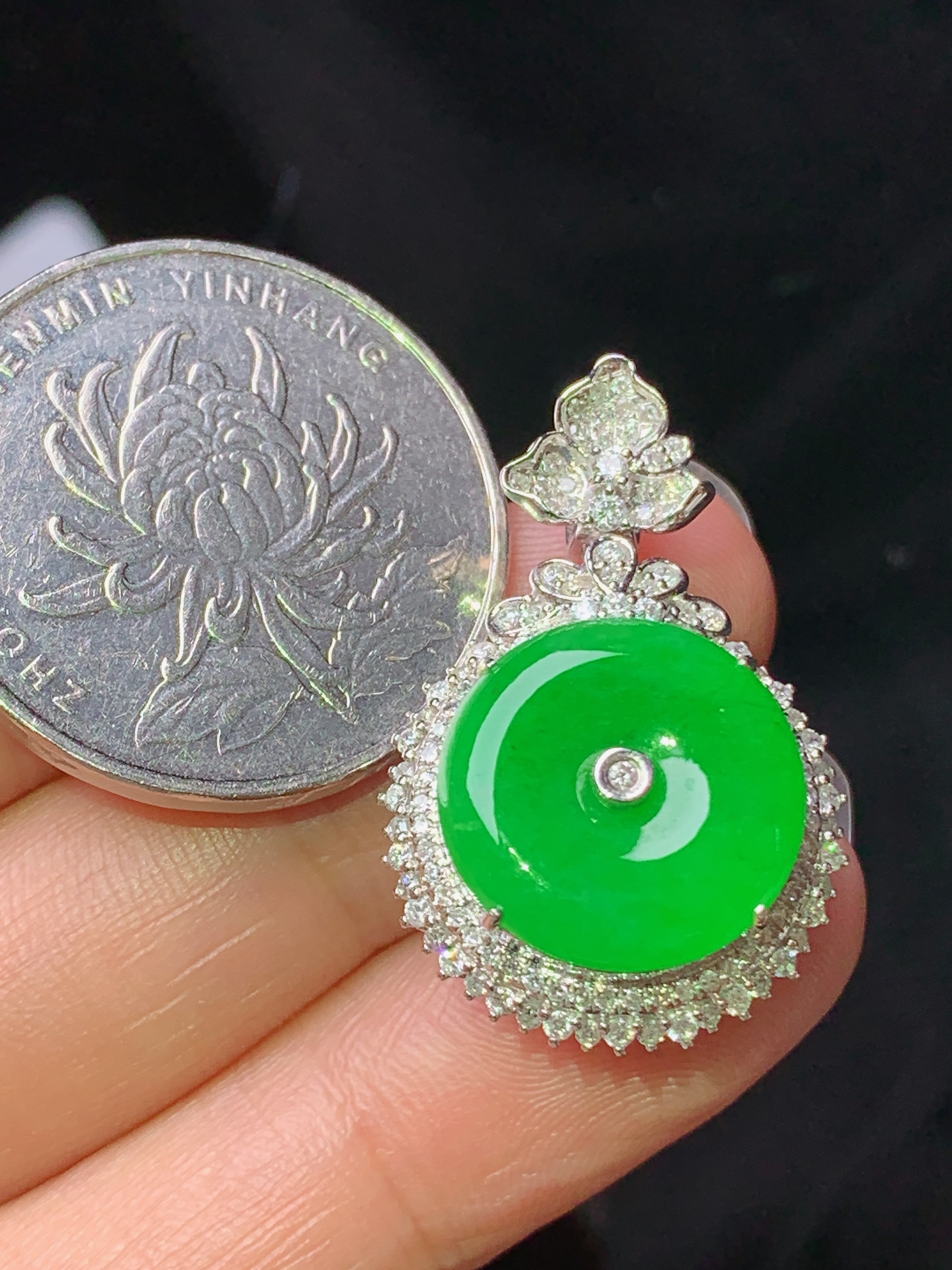 18k金钻镶嵌满绿平安扣吊坠 玉质细腻 色泽艳丽清新 水润亮眼 整体尺寸28.2*18.5*10.8 L2