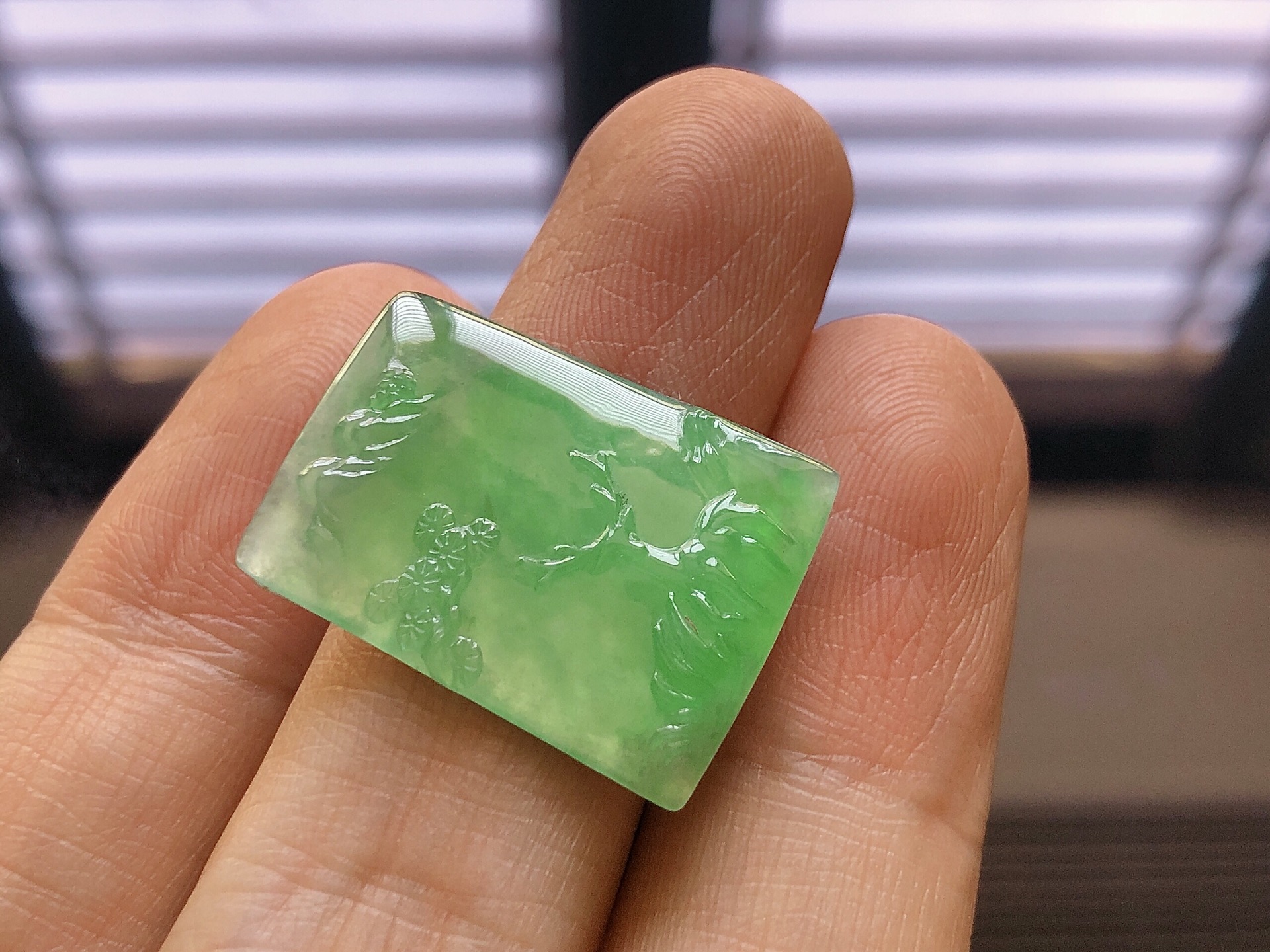 ️ 冰种阳绿【一路平安】 色泽艳阳，通透水润，玉质细腻，夺目迷人，镶嵌效果，品相，无裂，尺寸23.9*18*2.8