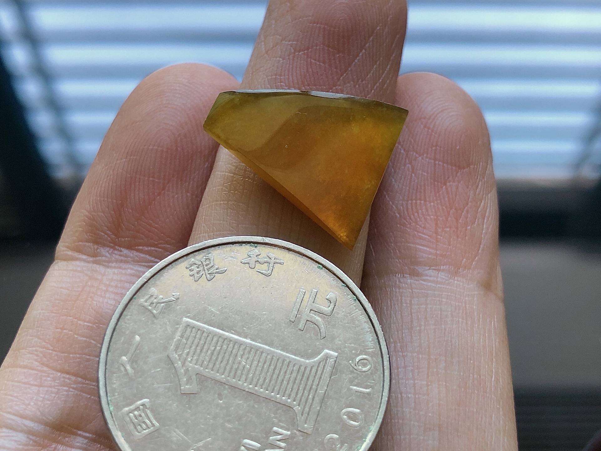 ️ 冰种黄翡平安牌，色泽极美，通透水润，玉质细腻，夺目迷人，镶嵌效果，品相，无裂，尺寸17.5*15.3*3.3