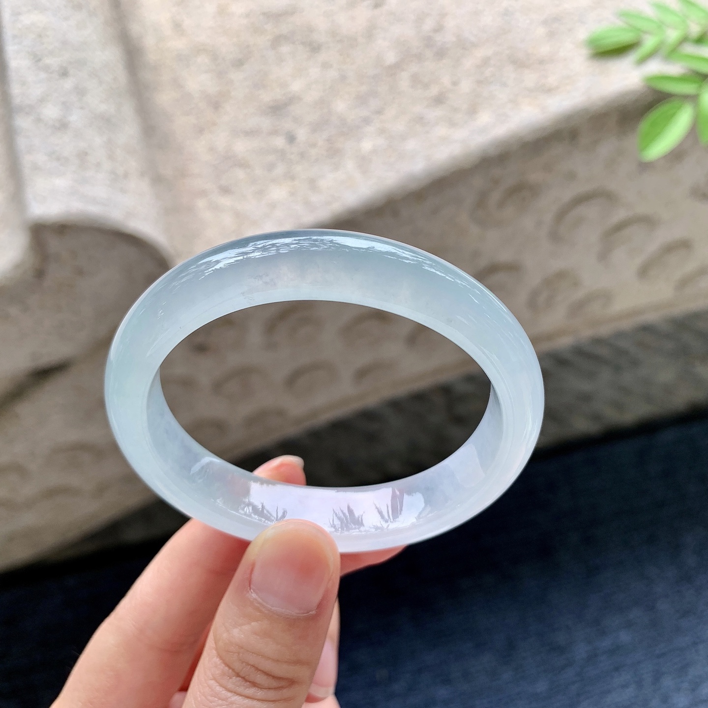 贵妃52 53 圈口53.6/46.5/12/7.5 编码DZ091638 冰糯底色，水润，种老，细腻，有棉线