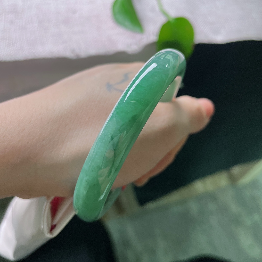 55.5/10.7，油青圆条，晶体，幽潭凝翠，清润如水，方寸镯间藏尽远山湖色。ss 59212a