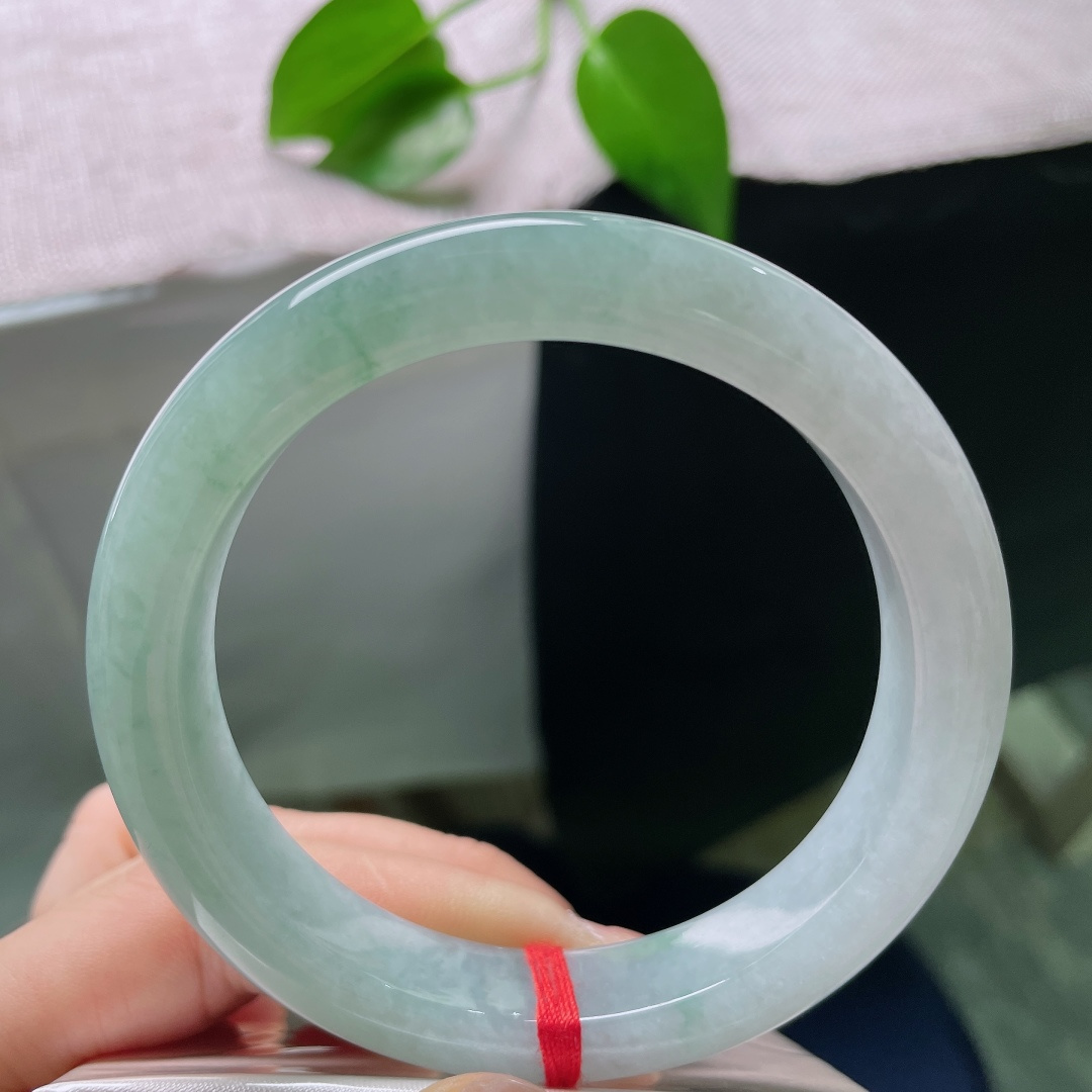 59.1/12.2/9.2，绿底正圈，无裂，冰底清透温润，翠色缓缓铺开，天然分界，一镯藏山河诗意。ss58804a