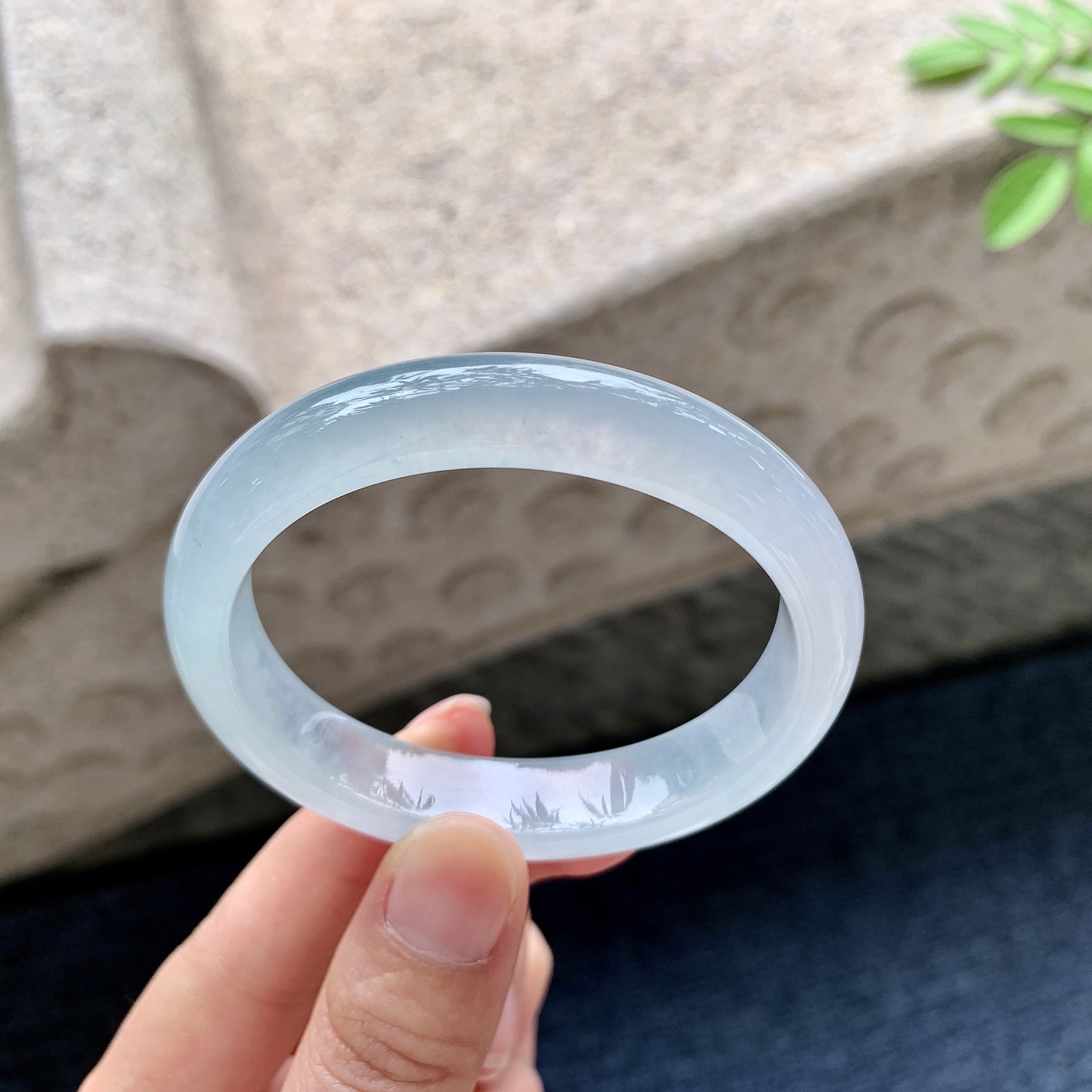贵妃52 53 圈口53.6/46.5/12/7.5 编码DZ091638 冰糯底色，水润，种老，细腻，有棉线