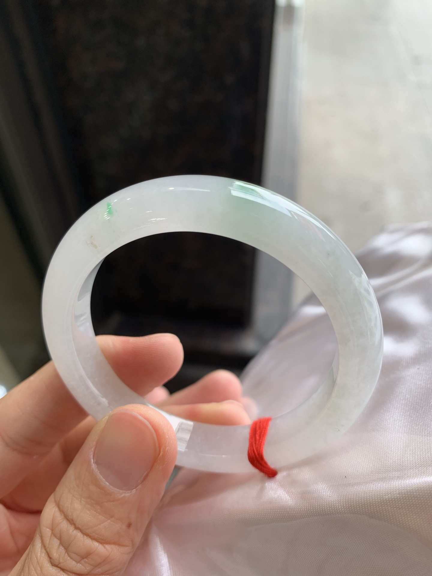 正圈飘绿 无裂 尺寸：52/10.6/8.1 细腻