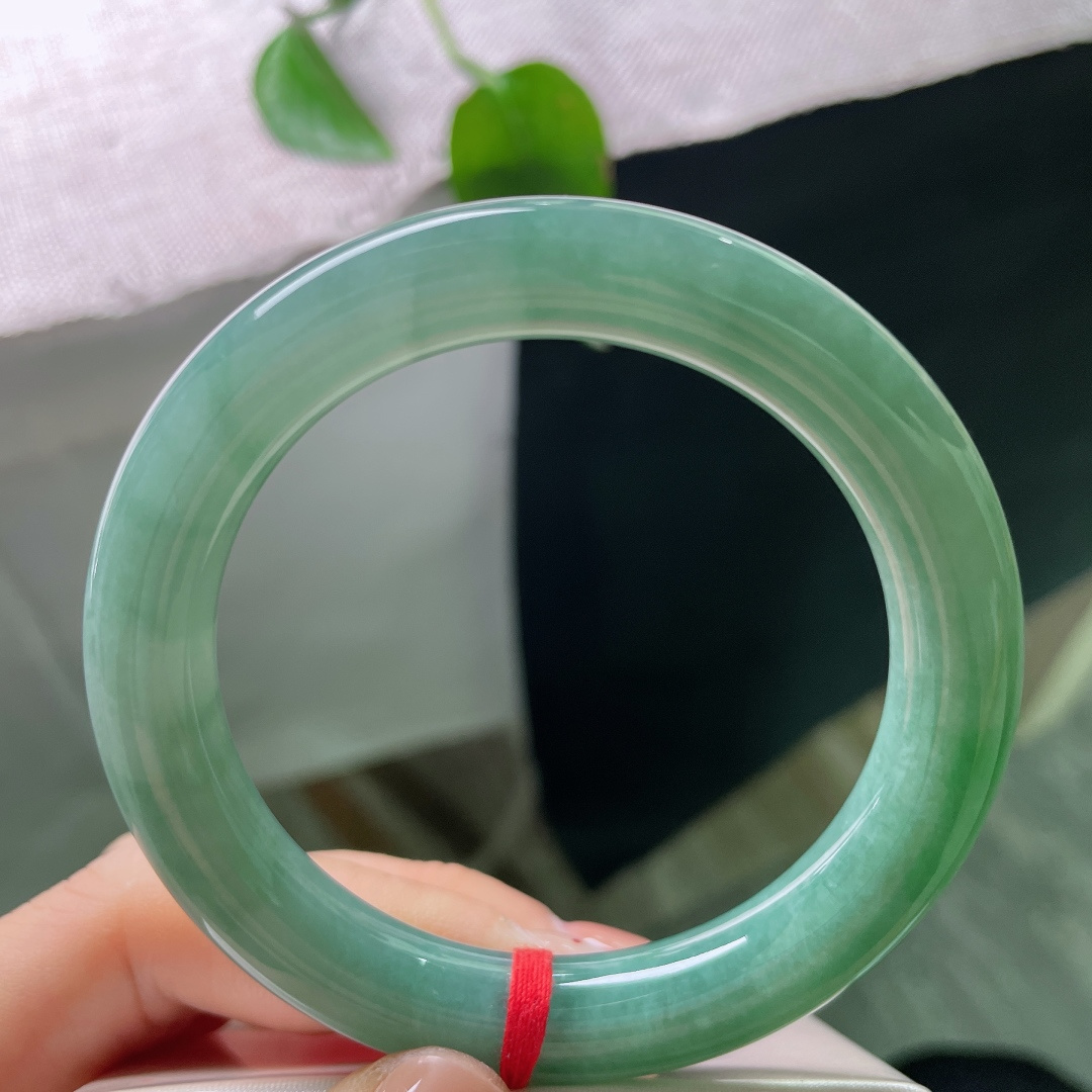 55.5/10.7，油青圆条，晶体，幽潭凝翠，清润如水，方寸镯间藏尽远山湖色。ss 59212a