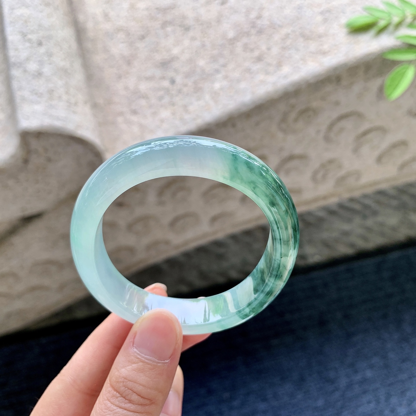 贵妃52 53 圈口55.4/49.7/11.8/7.5 编码Q6091645 冰飘花，清透，水润，种老，细腻，无裂