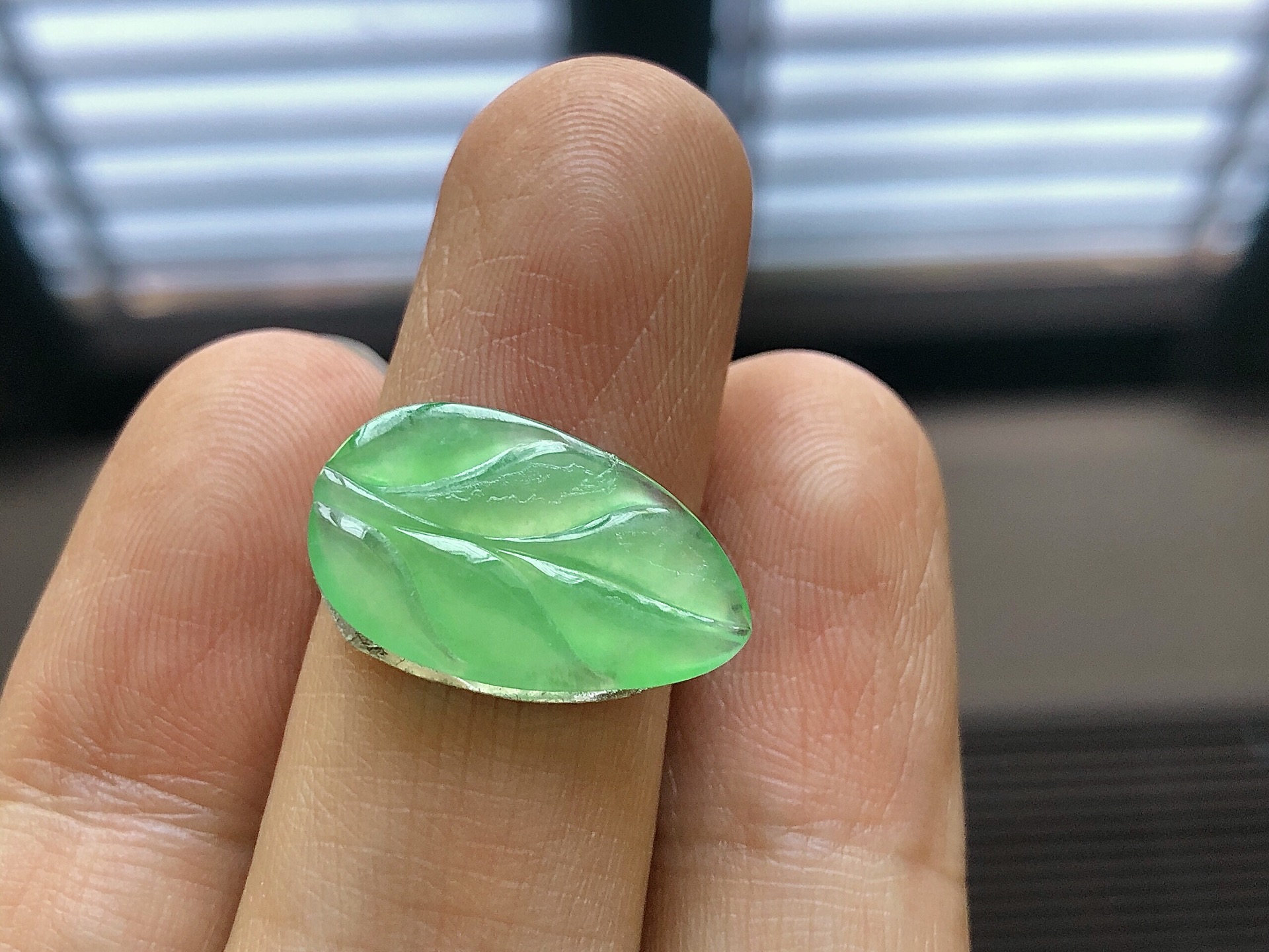 ️ 冰种阳绿树叶，色泽艳阳，通透水润，玉质细腻，夺目迷人，镶嵌效果，品相，无裂，尺寸19.7*11.9*2