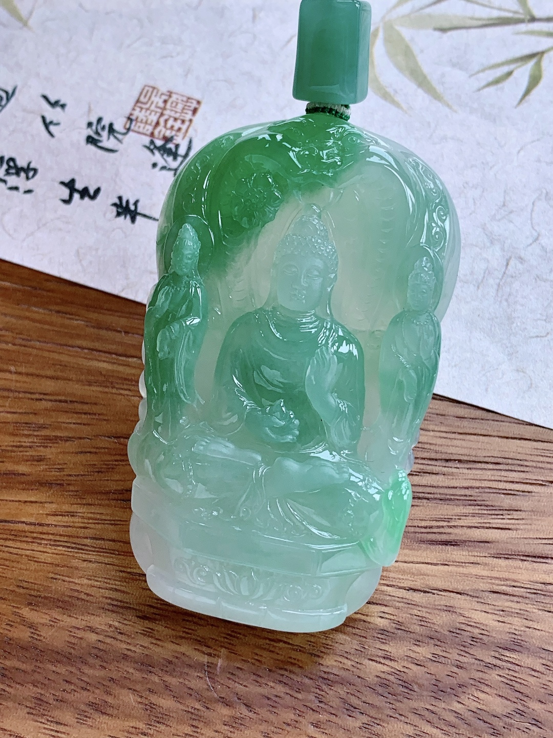 【裸石】冰晴绿大日如来佛牌吊坠 【说明】缅甸 性比高 超厚 西方三圣 【尺寸】69.4-42.2-12 【重量】76克