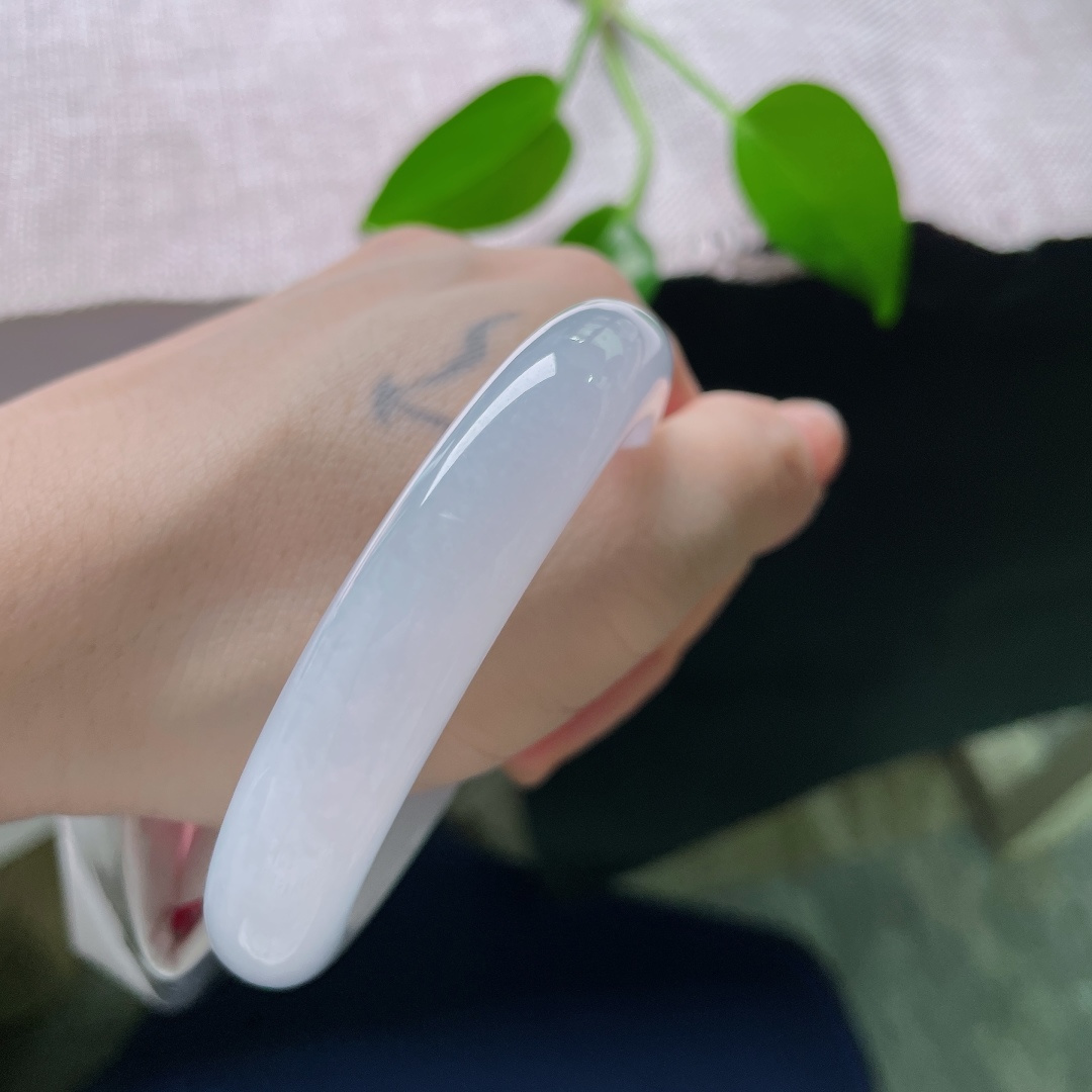 56/12.1/8.7，冰紫正圈，晶莹剔透，种老，底子细润，柔亮，佩戴温柔仙美，无裂，ss59152a