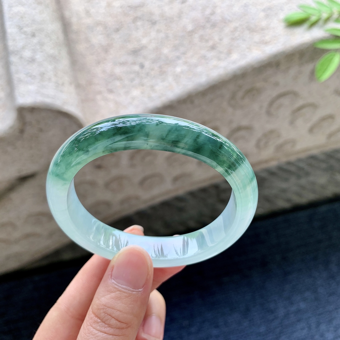 贵妃52 53 圈口55.4/49.7/11.8/7.5 编码Q6091645 冰飘花，清透，水润，种老，细腻，无裂