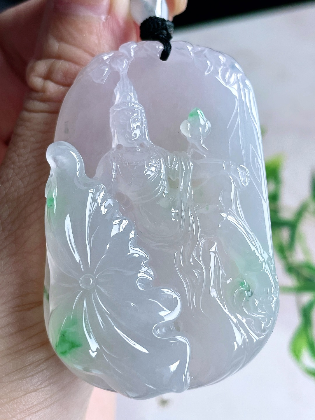 【裸石】冰种飘花荷花自在观音牌吊坠 【说明】缅甸 无裂 性比高 超厚起胶感 双面雕工 【尺寸】61.5-38.2-12 【重量】60.7克
