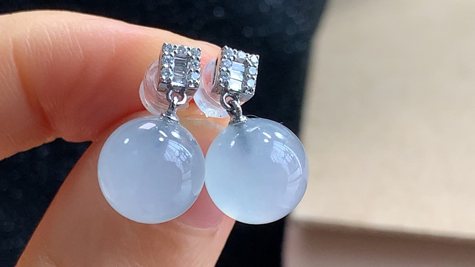 ️ 18K金伴钻冰珠耳环， 无裂，尺寸取一16.9/9.8mm，包A附证书