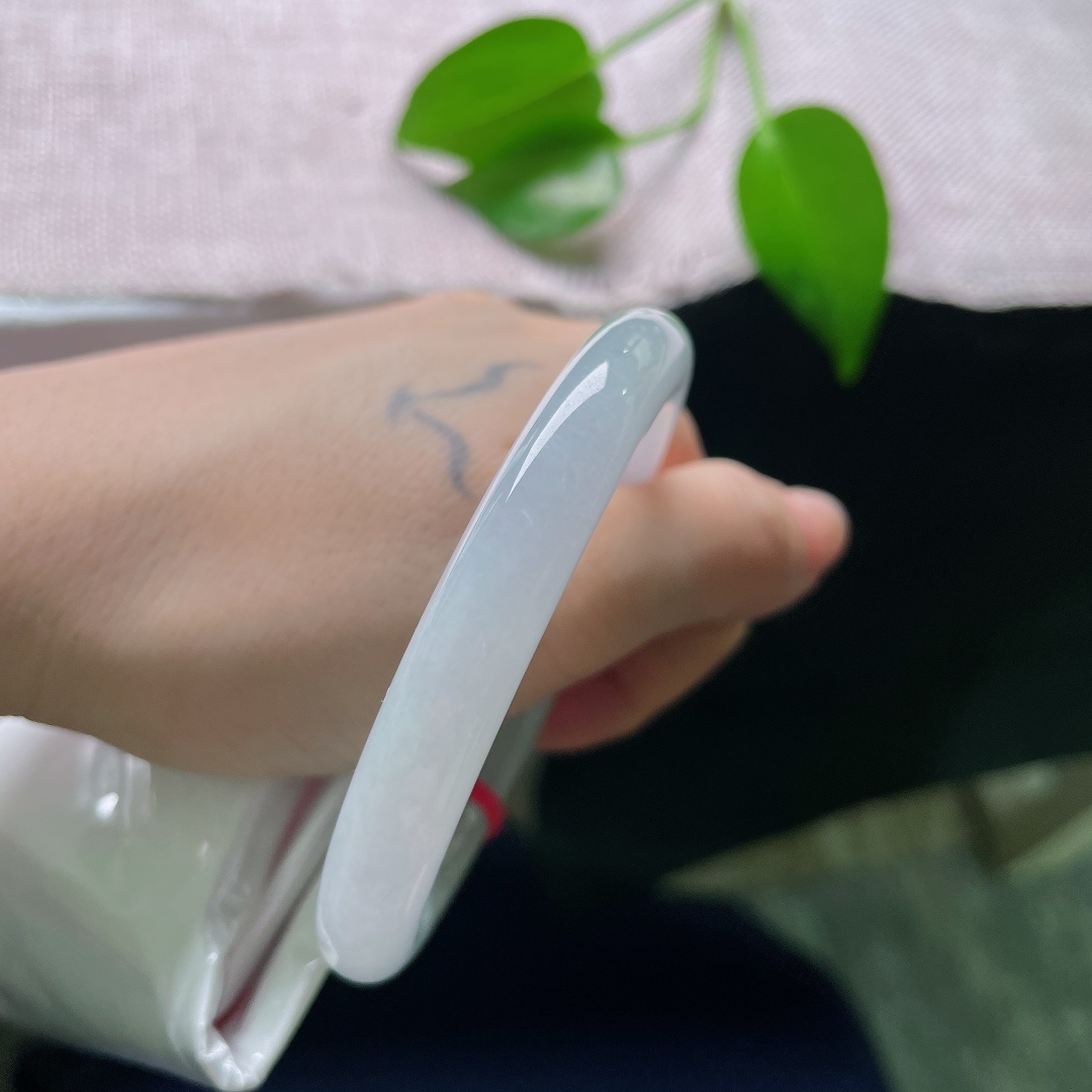 53.2/8.7，淡紫圆条，棉线，淡淡紫韵由玉骨之内缓缓晕出，不艳俗、不暗沉，如烟似雾，温柔得恰到好处。ss58680a