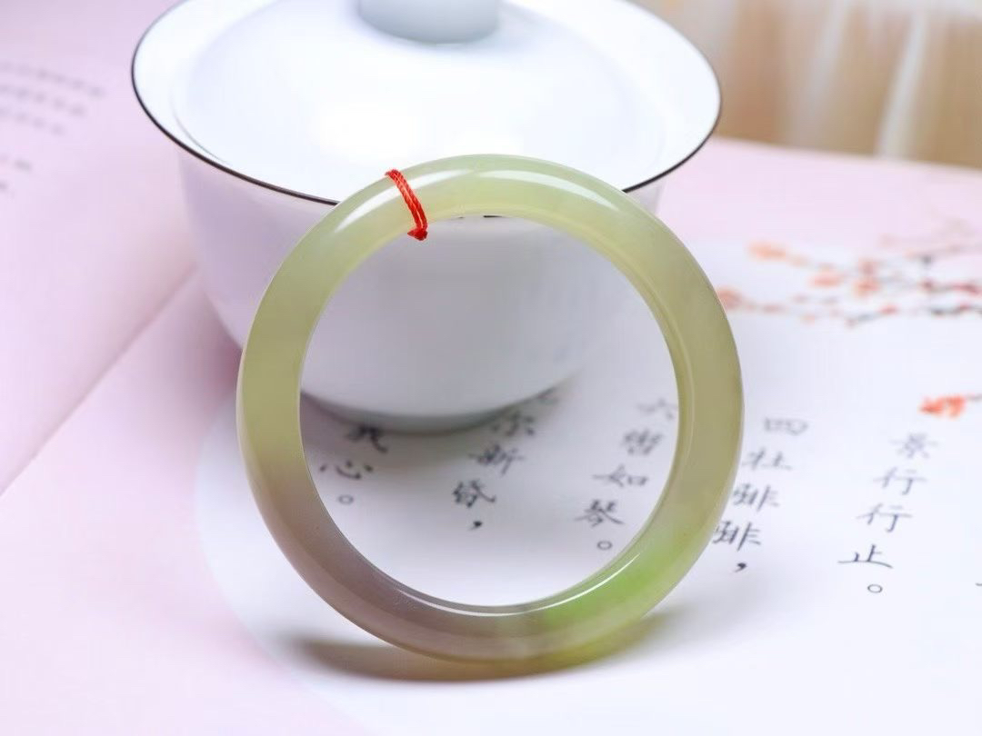 （腕间柔情）

精品和田 冰底 淡紫飘翠三色手镯。镯型饱满，温润细腻，脂润沁香。️执一卷书，沏一盏茶，着一袭裙，戴一只镯。淡淡浅笺，素心若兰，静赏玉中诗画。悠悠岁月，芊手轻摘，盛满诗样芳华。

重53.8克   内径圈口57.5尺寸11.6-9mm   FO12681280516

​