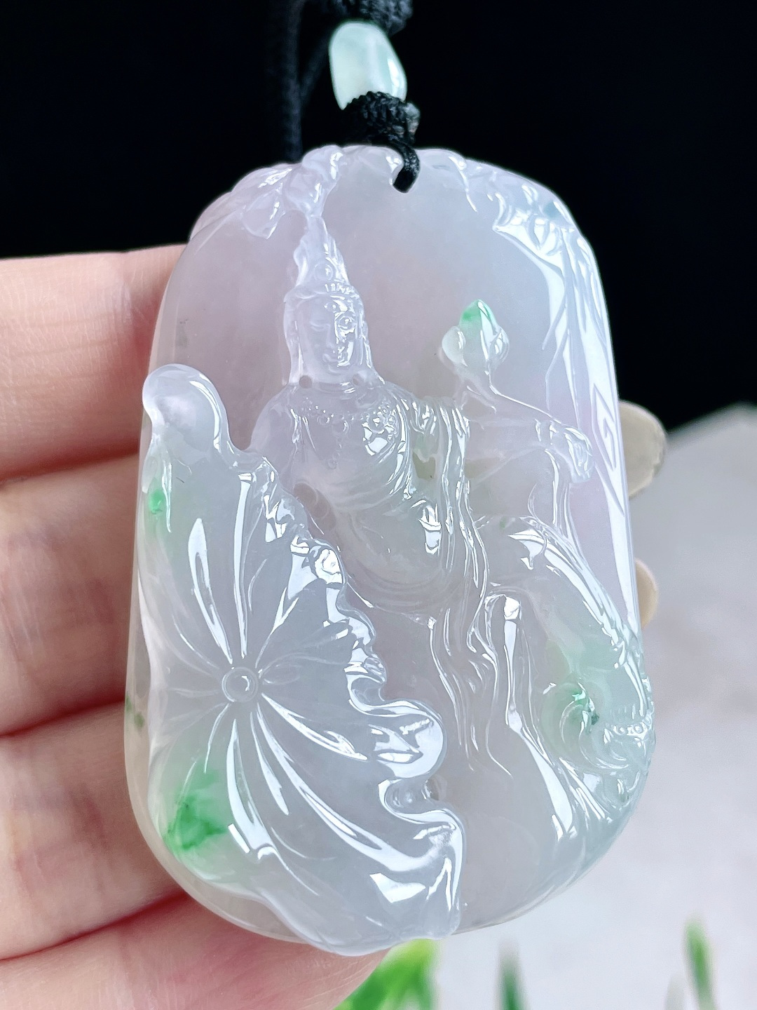 【裸石】冰种飘花荷花自在观音牌吊坠 【说明】缅甸 无裂 性比高 超厚起胶感 双面雕工 【尺寸】61.5-38.2-12 【重量】60.7克