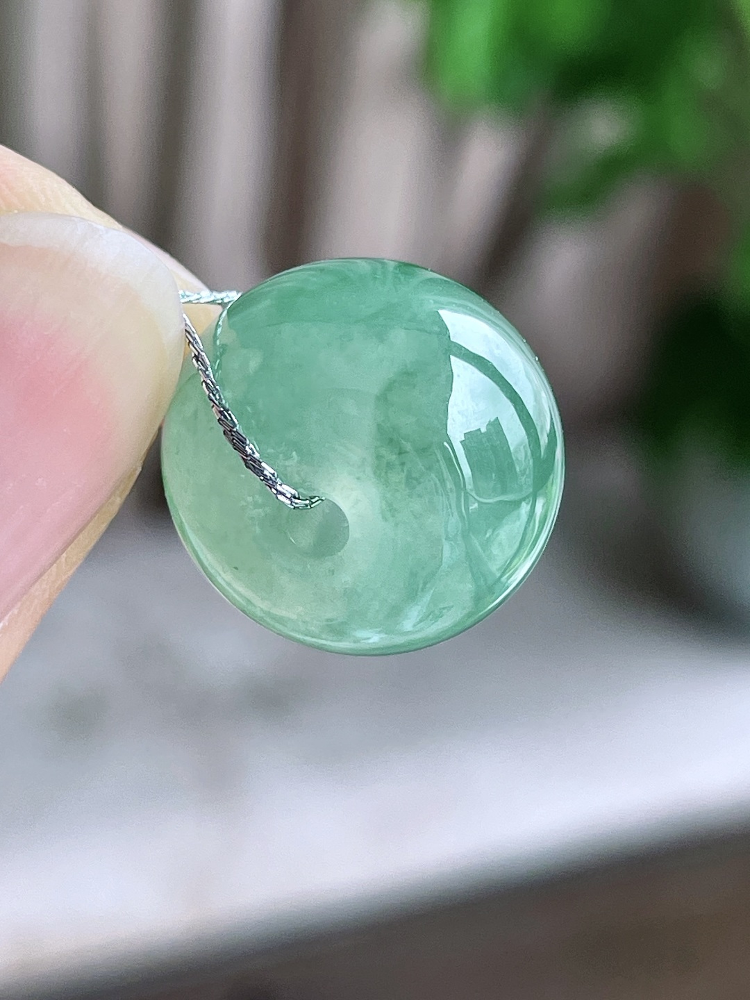 【珠子】冰晴绿路路通吊坠 【说明】缅甸 性比高 【尺寸】15.8-11.6mm 【重量】6.3克