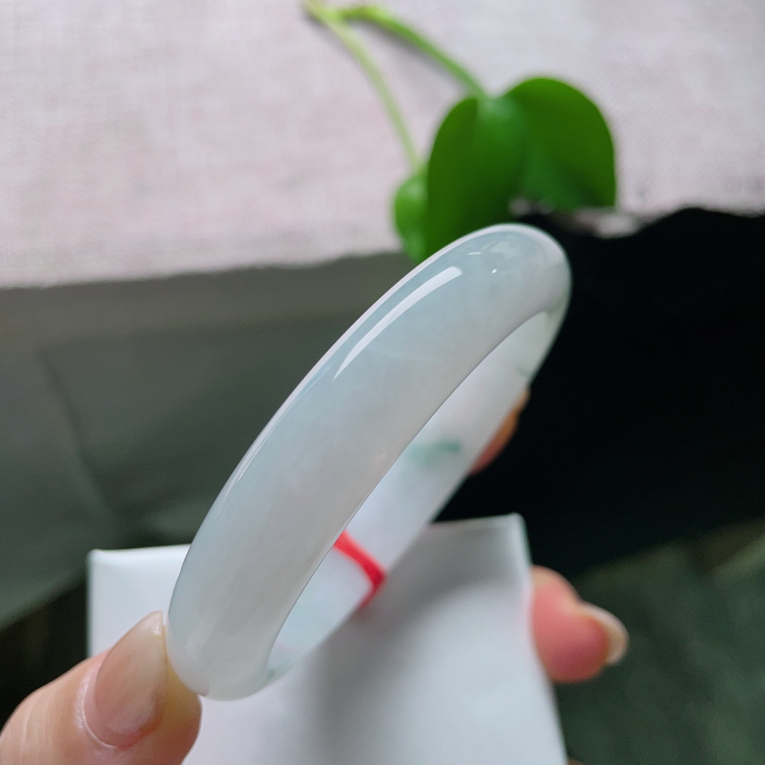 56.2/12.2/7.5，飘花正圈，一点晶体，飘花聚散有致，浓翠错落分布，是大自然落笔的水墨画卷。ss58510a