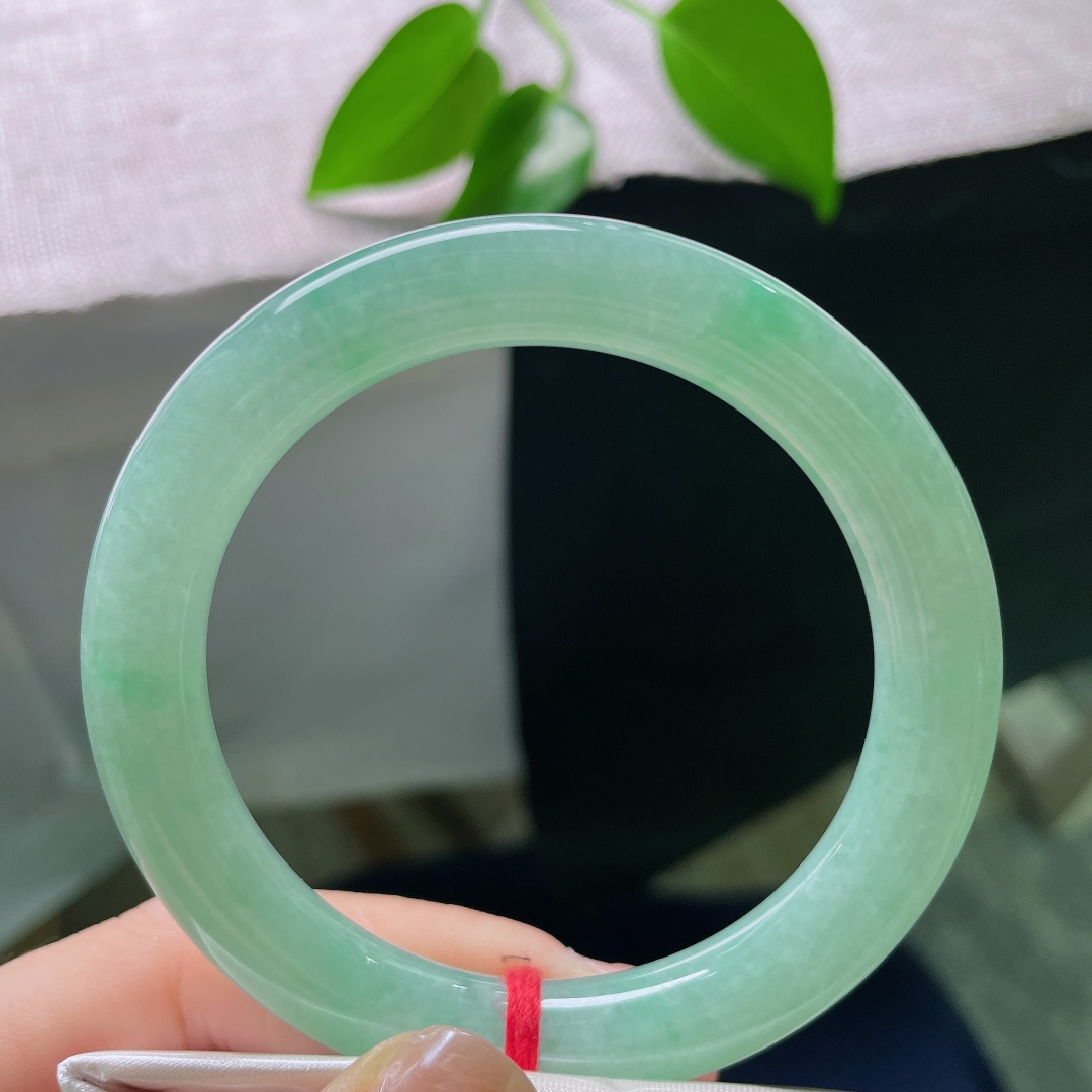 55.6/9.5，绿底圆条，无裂 玉质细腻莹润，整圈色泽均匀清新，水光流淌，自带春日气息。ss58858a