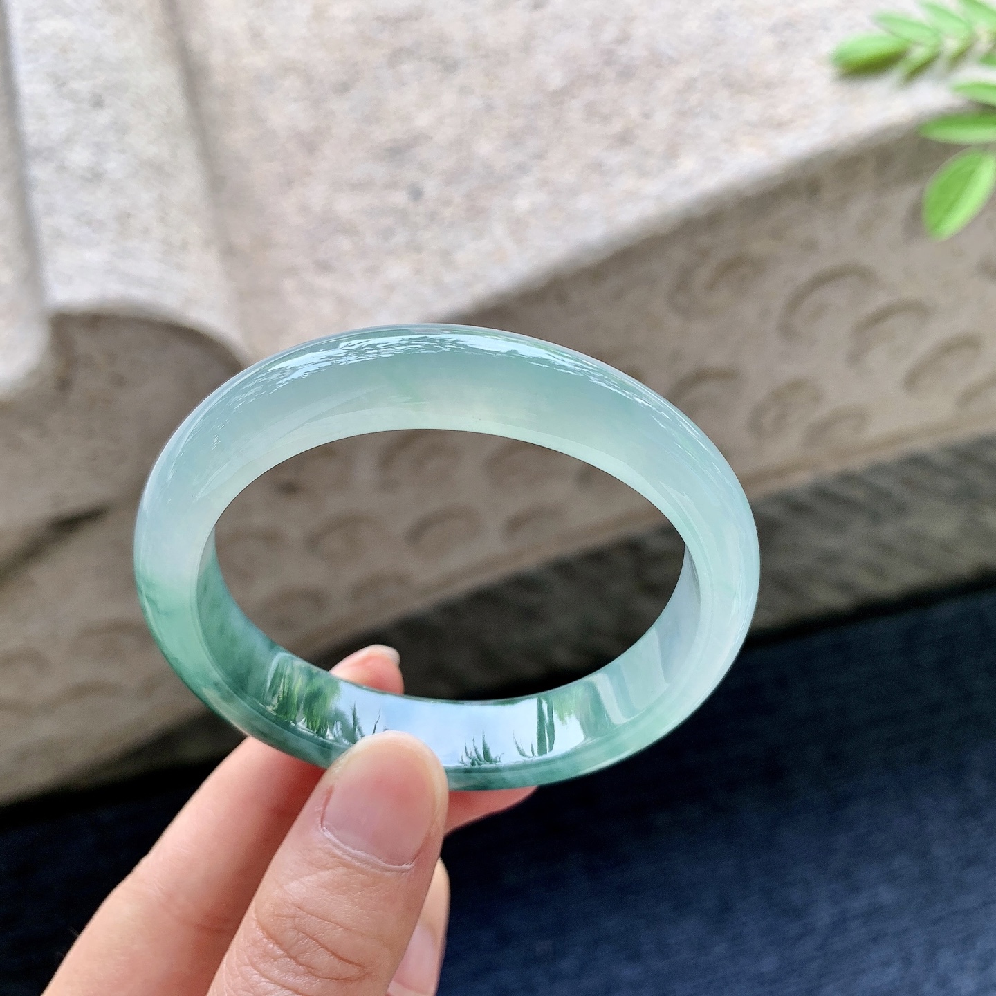 贵妃52 53 圈口55.4/49.7/11.8/7.5 编码Q6091645 冰飘花，清透，水润，种老，细腻，无裂