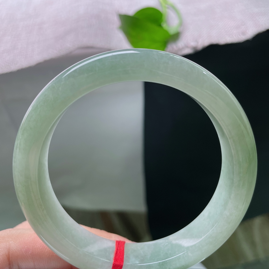 58.8/13.3/9.3，绿底正圈，通体淡青雾感底色，下端晕染一片柔和翠色，玉质温润细腻，端庄耐看，日常佩戴衬肤显温柔。皮纹，ss53208a