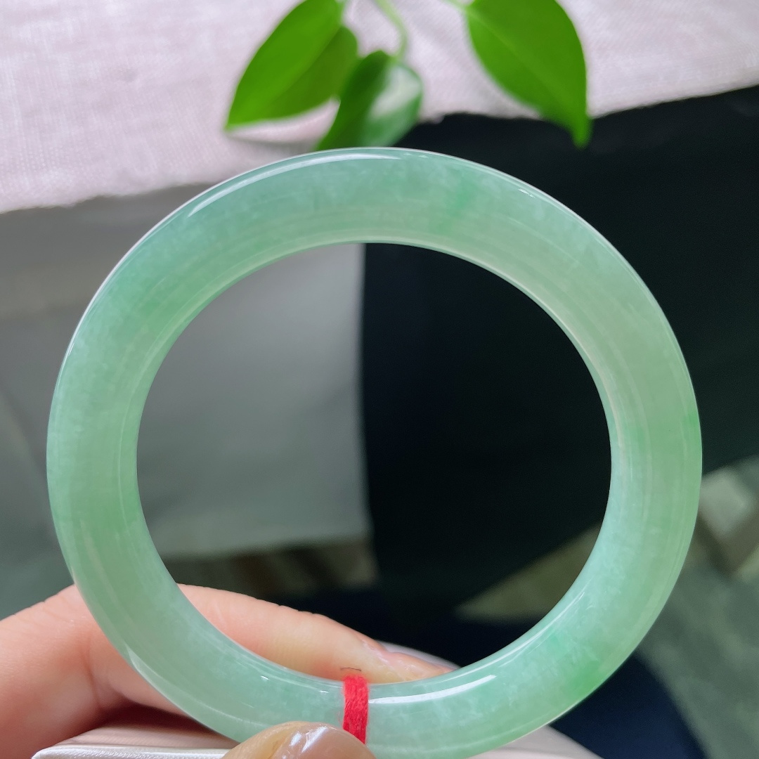 55.6/9.5，绿底圆条，无裂 玉质细腻莹润，整圈色泽均匀清新，水光流淌，自带春日气息。ss588
