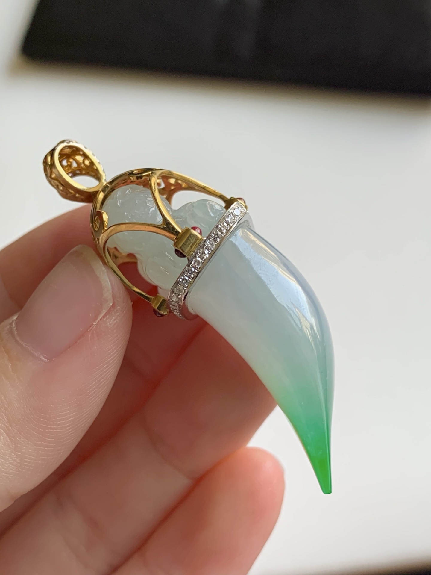 ️ 【18k金镶嵌麒麟手牌吊坠】飘花灵动，种老细腻形体佳 尺寸：成品：47.1*18.1*15.6，裸石：37.4*13.5*11.3,a49916