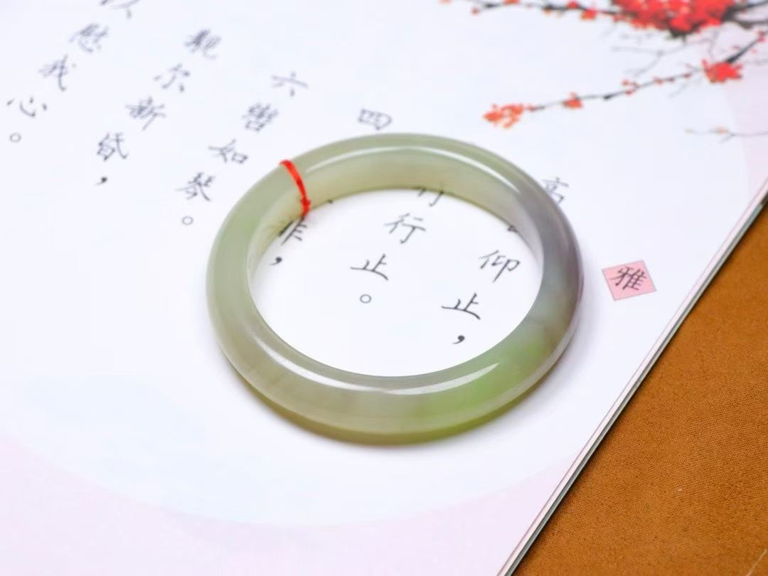 （腕间柔情）

精品和田 冰底 淡紫飘翠三色手镯。镯型饱满，温润细腻，脂润沁香。️执一卷书，