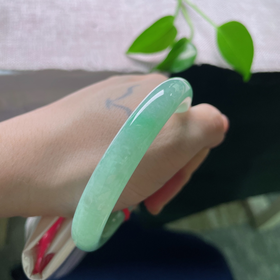 55.6/9.5，绿底圆条，无裂 玉质细腻莹润，整圈色泽均匀清新，水光流淌，自带春日气息。ss58858a