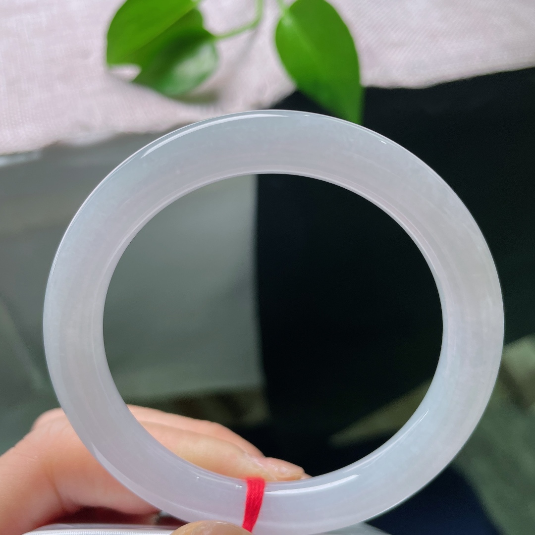 55/8.5，冰紫圆条，无裂，朦胧淡紫氤氲镯身，紫韵如烟，如梦似幻，不艳不俗，温婉低调，把春日的温柔