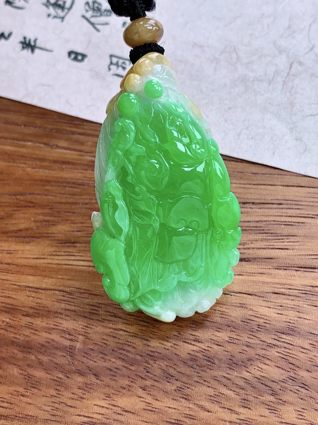 【裸石】阳绿大白菜百财吊坠 【说明】缅甸 性比高 超厚 【尺寸】49-28-15.4 【重量】32.2克
