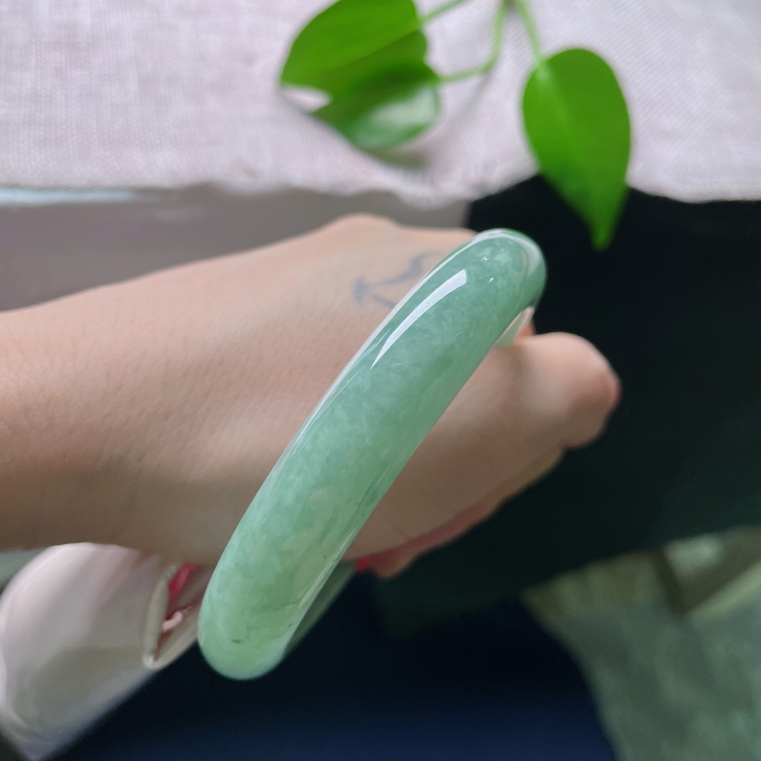 58.5/12/8.4，绿底正圈，晶体线，青调醇厚柔和，镯身自带天然飘花，如远山含黛，低调大气耐看。ss58773a