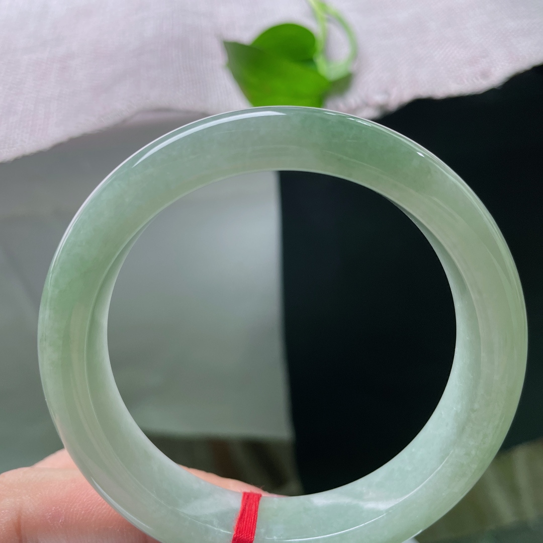58.8/13.3/9.3，绿底正圈，通体淡青雾感底色，下端晕染一片柔和翠色，玉质温润细腻，端庄耐看